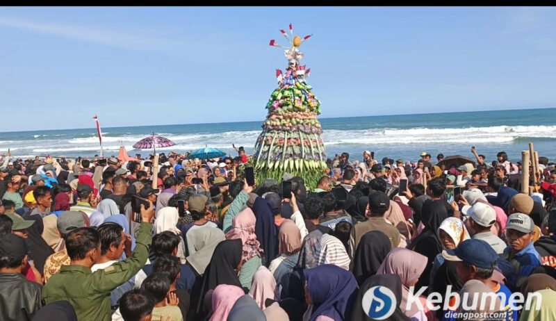 Ribuan warga dan wisatawan memadati Pantai Heppiii (Happy) baru-baru ini. Objek wisata ini terletak di Desa Ayamputih, Kecamatan Buluspesantren, Kabupaten Kebumen.