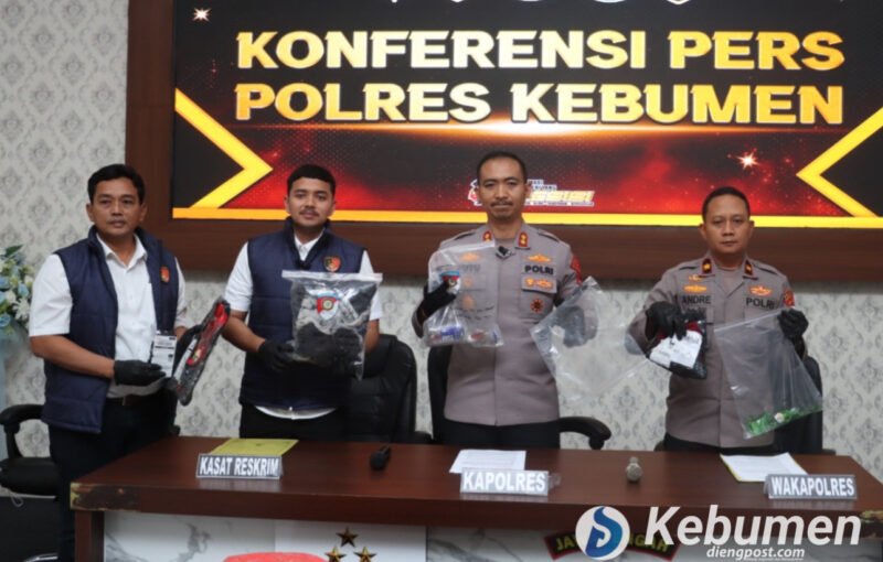Jajaran Polres Kebumen menggelar pers rilis kasus pengeroyokan di Karangsambung.