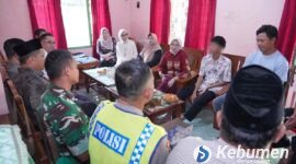 Bupati Kebumen jenguk pelajar berinisial K (16) yang menjadi korban aksi perundungan oleh kakak kelasnya.