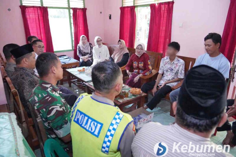 Bupati Kebumen jenguk pelajar berinisial K (16) yang menjadi korban aksi perundungan oleh kakak kelasnya.