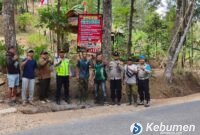 Polres Kebumen bersama Perum Perhutani memasang papan imbauan di kawasan RPH Karanggayam pada Selasa, 11 Agustus 2026.