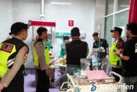 Pihak kepolisian saat membawa tersangka ke rumah sakit kejiwaan.