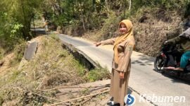 Jalan Karanggayam Kebumen membahayakan akibat longsor di Desa Clapar, Kecamatan Karanggayam.