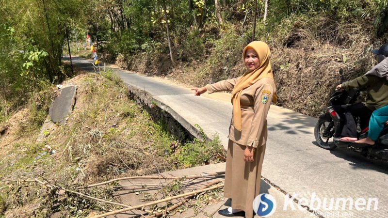 Jalan Karanggayam Kebumen membahayakan akibat longsor di Desa Clapar, Kecamatan Karanggayam.