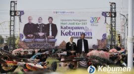 Bupati Kebumen Lilis Nuryani tampil memimpin langsung jalannya upacara sakral tersebut.